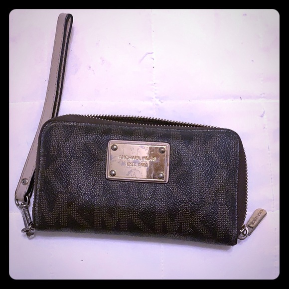 Michael Kors Handbags - Michael Kors wristlet